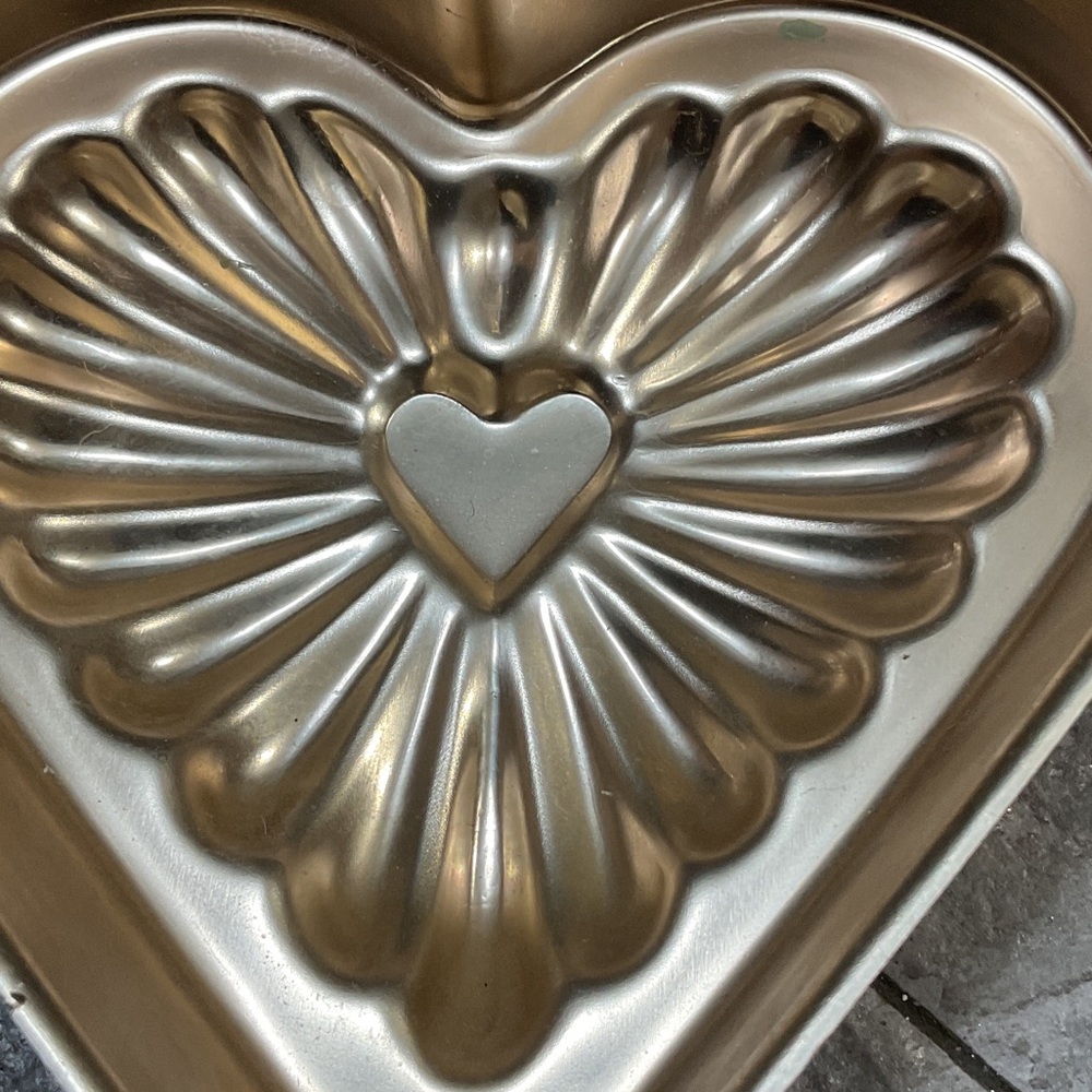 Heart-Shaped Gold Cake Pan - Picture 2 of 4